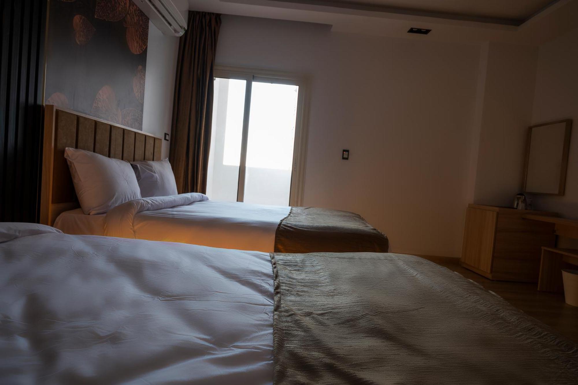 Palm Pyramids View Hotel Kafrat al Jabal Bilik gambar